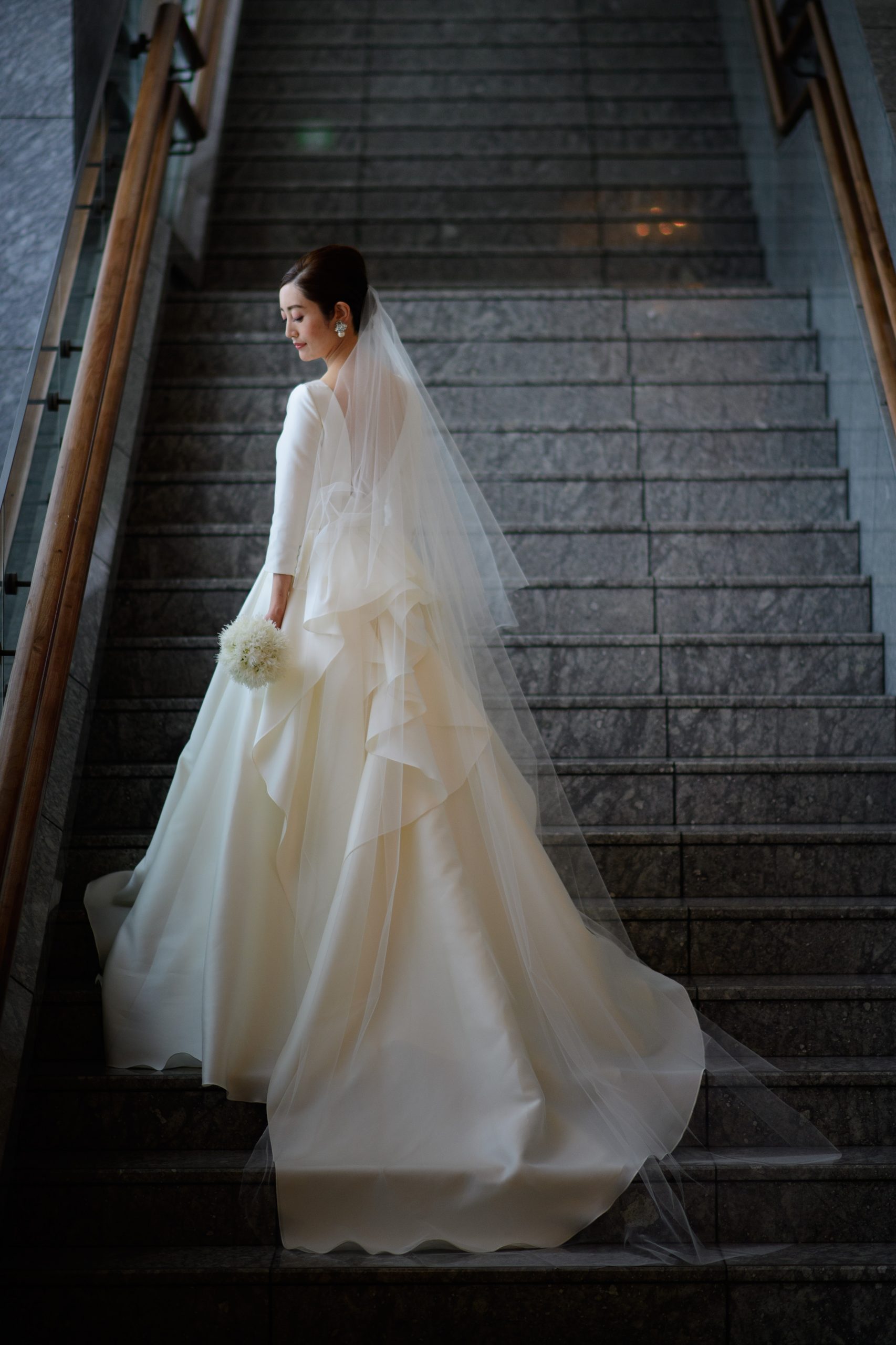 パレスホテル東京の階段でお写真を撮る花嫁