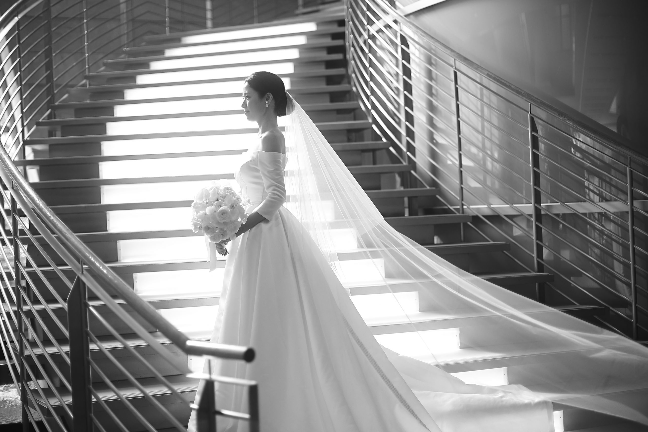 グランドハイアット東京の階段でたたずむ花嫁