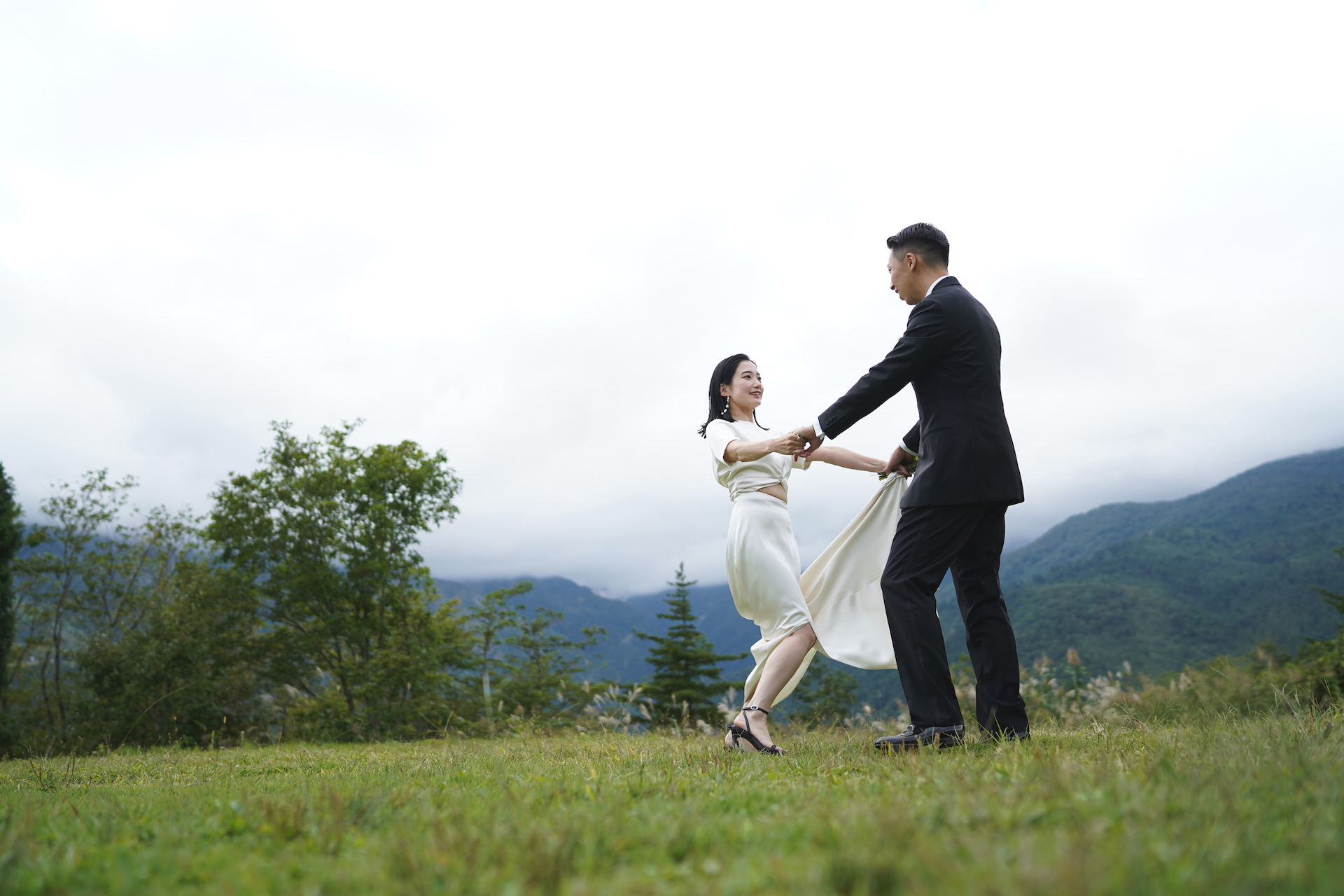 岩岳マウンテンリゾートで手を取り合うふたり